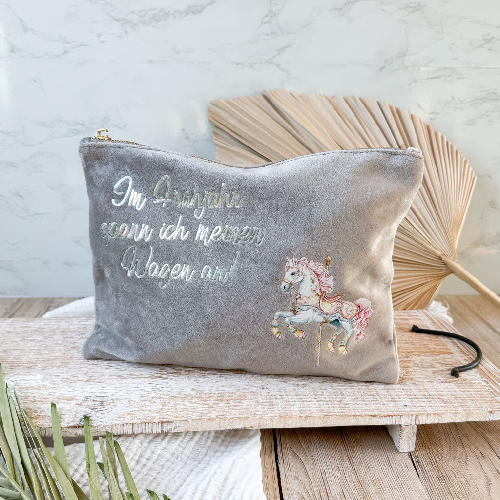 Kosmetiktasche | Samt | Im Frühjahr spann ich meinen Wagen an | Karussellpferd